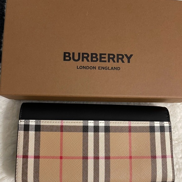 Brand New in box Beautiful BURBERRY Ladies Wallet !!! - Picture 6 of 11